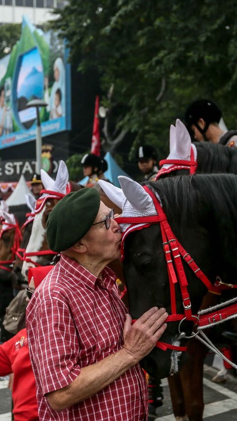 Bahkan sampai ada yang mencium kuda polisi itu.