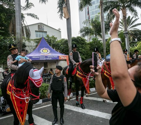 Polisi berkuda selain ditugaskan untuk pengamanan simpatik juga untuk menghibur warga dan anak-anak saat Hari Bebas Kendaraan Bermotor.