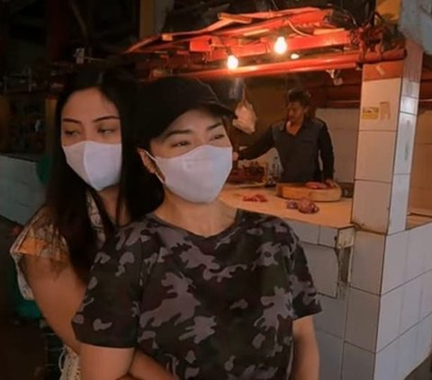 Potret Nikita Willy Bareng Sang Adik Belanja ke Pasar, Netizen 'Emang Boleh Seelegan Gitu'