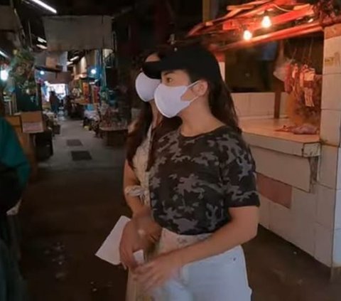 Potret Nikita Willy Bareng Sang Adik Belanja ke Pasar, Netizen 'Emang Boleh Seelegan Gitu'