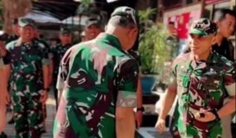 Melansir dari unggahan di akun Tiktok @bravo.002, membagikan video merekam momen ketika Letjen Richard datang menemui beberapa perwira TNI.