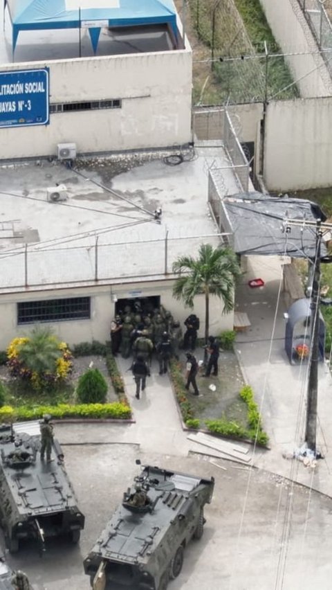 Dalam gambar yang dirilis oleh angkatan bersenjata Ekuador pada hari Sabtu (12/8/2023) memperlihatkan Macias yang ditahan dibawa paksa tentara usai menggeledah penjara tersebut.