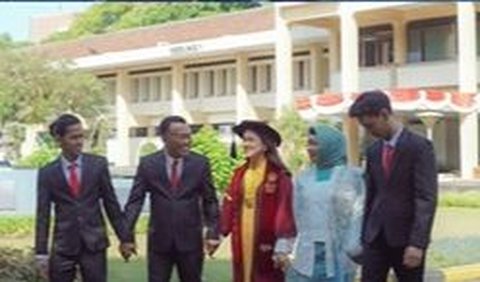 Putri sulung Sugiri itu diketahui baru saja lulus dari Universitas Padjajaran, Bandung jurusan Ilmu Politik.