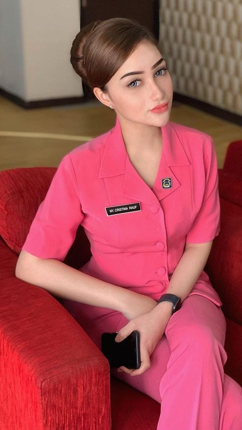 Potret Cristina Laws Pakai Seragam Bhayangkari, Istri AKP Abdul Rauf yang Cantik Bak Barbie