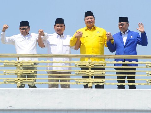 FOTO: Momen Golkar dan PAN Dukung Prabowo Capres, Jabatan Tangan Erat hingga Senyum Semringah Warnai Deklarasi