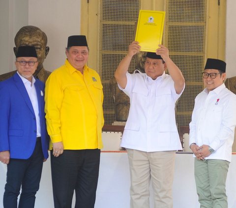 FOTO: Momen Golkar dan PAN Dukung Prabowo Capres, Jabatan Tangan Erat hingga Senyum Semringah Warnai Deklarasi
