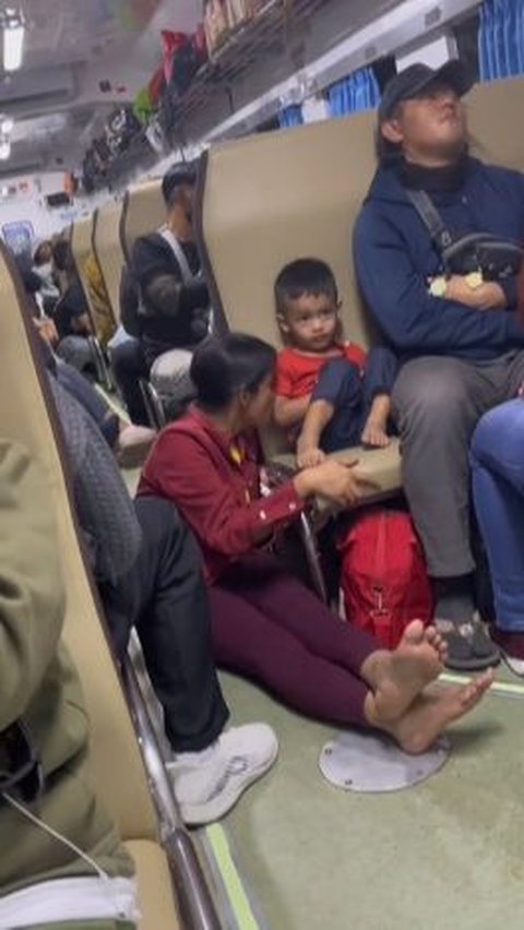 Seolah tak kenal lelah dan tak malu, ibu berbaju merah tersebut rupanya sengaja mengalah untuk putranya. Ia memilih duduk di lantai kereta dan membiarkan putranya duduk di kursi yang empuk.