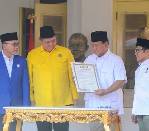 Ketua Umum (Ketum) Partai Gerindra Prabowo Subianto bersama Ketum Golkar Airlangga Hartarto, Ketum PAN Zulkifli Hasan dan Ketum PKB Muhaimin Iskandar atau Cak Imin saat deklarasi dukungan bakal calon presiden (Bacapres) Prabowo Subianto.