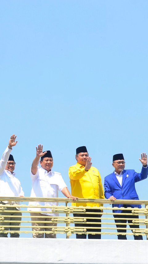 Prabowo bersama pimpinan PAN, Golkar dan PKB melambaikan tangan setelah deklarasi.