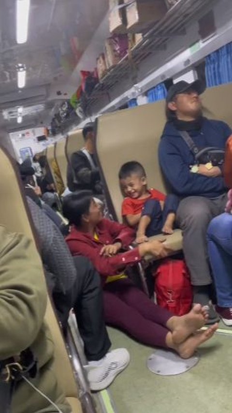 Meski terpisah kursi, sepasang ibu dan anak ini punya interaksi yang manis. Keduanya saling bercanda dan melempar senyum bahagia. Tak jarang ibu dan anak ini berbalas ciuman sayang.
