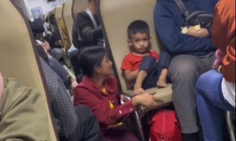 Aksi Ibu Duduk di Lantai Kereta Demi Anaknya Ini Viral, Bikin Haru