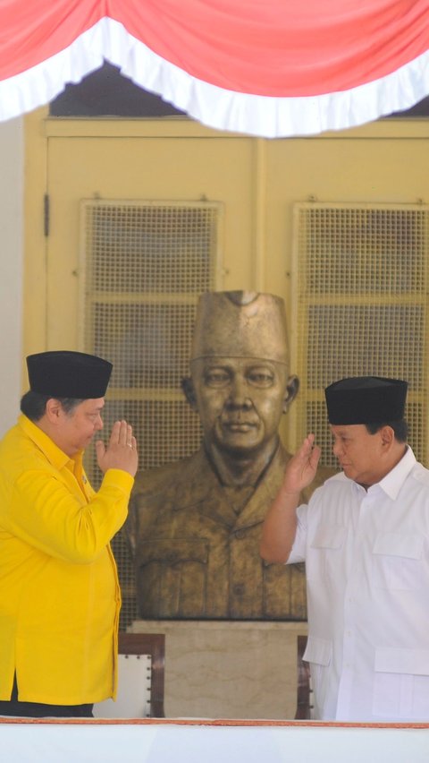Momen ketika Ketua Umum Golkar Airlangga Hartarto dan Ketua Umum Gerindra Prabowo Subianto saling hormat saat deklarasi.
