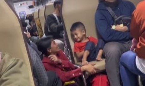 Aksi Ibu Duduk di Lantai Kereta Demi Anaknya Ini Viral, Bikin Haru
