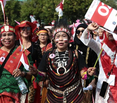 Menariknya dalam parade ini, sejumlah masyarakat yang berpartisipasi juga ada yang tampil mengenakan pakaian adat daerah.