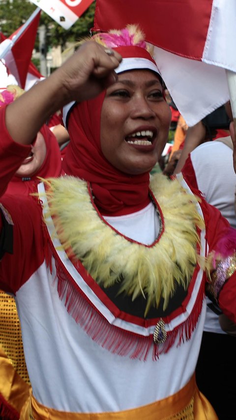 Mereka bersorak gembira dan meneriakan yel-yel selama mengikuti Parade 