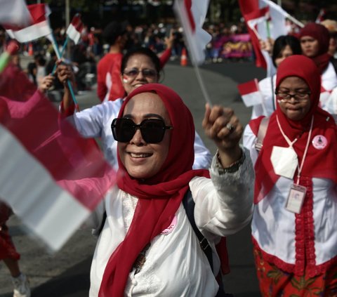 Warga juga terlihat menggunakan kostum unik dan pernak-pernik bernuasa Merah Putih untuk menyambut HUT ke-78 Kemerdekaan RI.