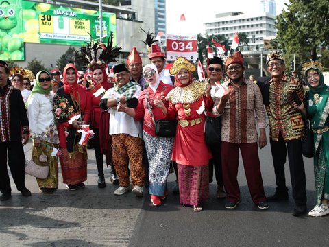 FOTO: Warga Merah Putihkan Jalan Protokol Jakarta dalam Parade 10 Juta Bendera Jelang HUT ke-78 Kemerdekaan RI