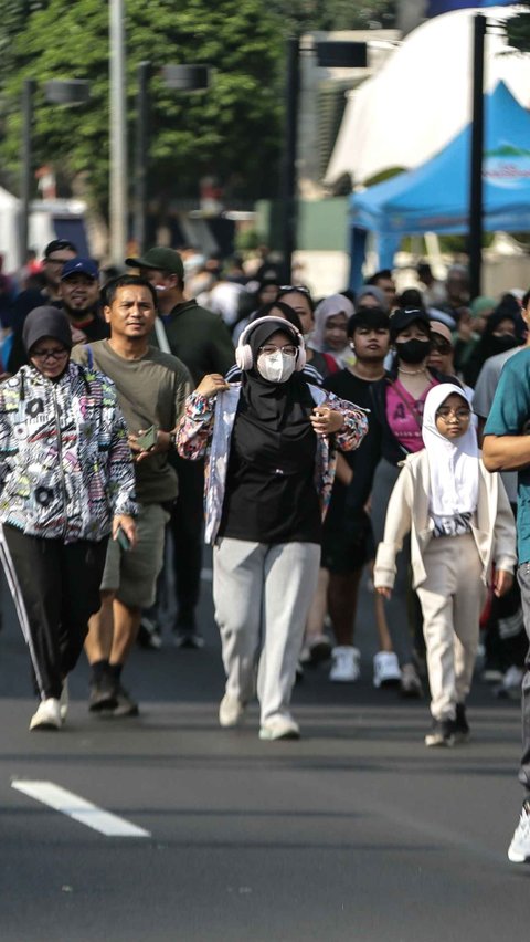 Melihat kondisi udara Ibu Kota yang kian memburuk warga mulai banyak menggunakan masker saat beraktivitas di luar ruangan.