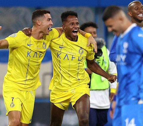 Cristiano Ronaldo merayakan kemenangan dengan rekan setimnya setelah Al Nassr keluar menjadi juara Liga Champions Arab 2023 usai mengalahkan Al Hilal dalam partai final di Stadion King Fahd, Taif, Arab Saudi (12/8/2023).