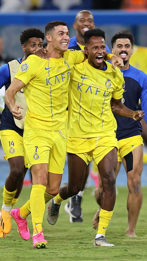 Cristiano Ronaldo bersama rekan setimnya saat merayakan keberhasilan membawa Al Nassr menjadi juara Liga Champions Arab 2023 di King Fahd Stadium, Taif, Sabtu (12/8/2023).