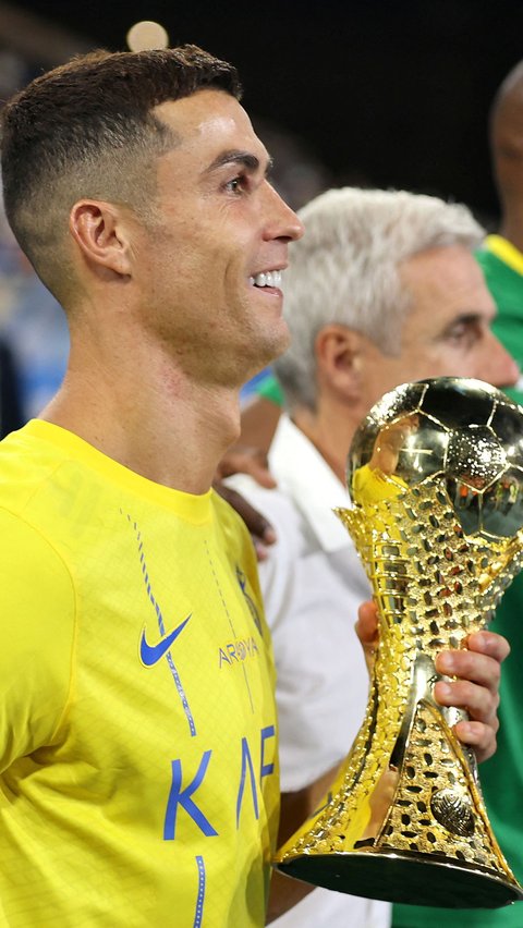 FOTO: Semringah Cristiano Ronaldo Antar Al Nassr Raih Juara, Trofi Emas Liga Champions Arab 2023 Berhasil Dia Pegang