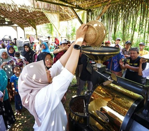 Selain menjadi produsen, anak-anak muda di Gombengsari juga banyak yang terjun sektor lain. Seperti menjadi barista dan coffee roaster.