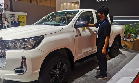 Enaknya Jadi Tukang Lap Mobil di GIIAS 2023: Dibayar Rp250.000 per Hari, Dapat Makan 3 Kali