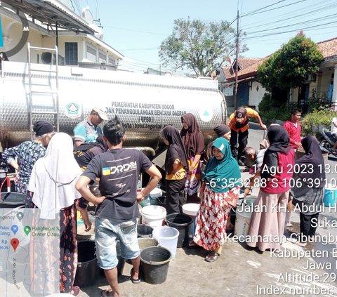 Dampak Kekeringan, Warga Kabupaten Bogor Mandi Pakai Air Kubangan