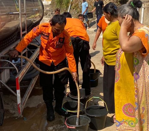 Dampak Kekeringan, Warga Kabupaten Bogor Mandi Pakai Air Kubangan