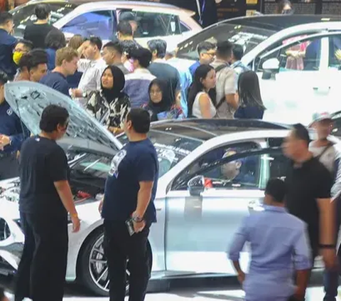 Beberapa produsen secara khusus memamerkan mobil baru yang dilengkapi teknologi terkini untuk menarik minat pengunjung.