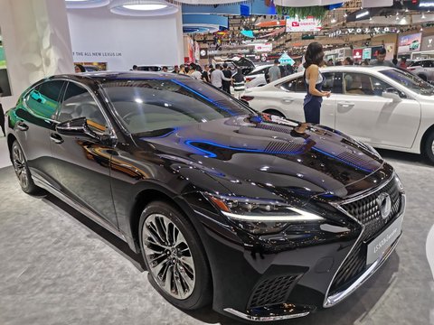 4. Lexus LS 500h F Sport