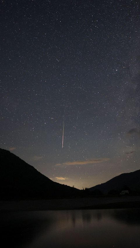 Hujan meteor Perseid adalah fenomena astronomis yang terjadi ketika Bumi melewati jejak debu komet Swift-Tuttle.