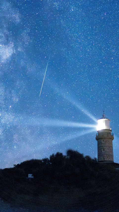 Seperti gambar ini, terlihat sebuah meteor melesat di langit malam selama hujan meteor Perseid tahunan di pulau Lastovo, Kroasia pada 12 Agustus 2023.<br />REUTERS/Antonio Bronic