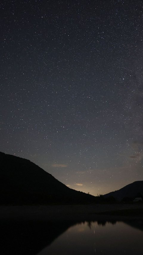 Kemudian hujan meteor Perseid juga terlihat di langit Taman Nasional Shebenik, di Fushe Stude, Albania pada 13 Agustus 2023. REUTERS/Florion Goga