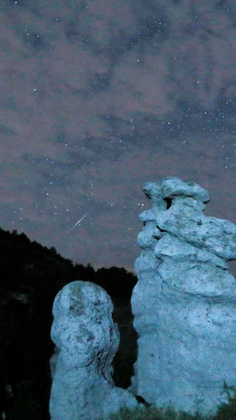 Hujan meteor Perseid di desa Kuklici, yang dikenal dengan ratusan batu uniknya juga dapat dilihat dekat Kratovo, Makedonia Utara 13 Agustus 2023.<br />REUTERS/Ognen Teofilovski