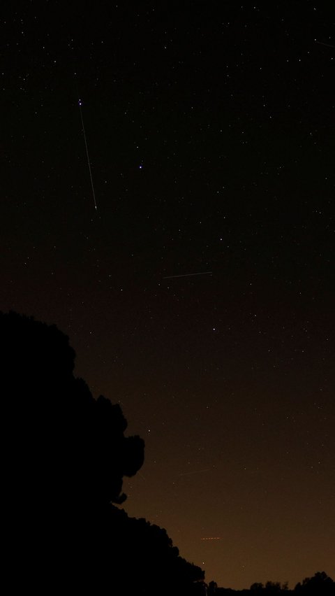 Hujan meteor Perseid juga dapat terlihat di wilayah Ronda, Spanyol pada 13 Agustus 2023.<br />REUTERS/Jon Nazca