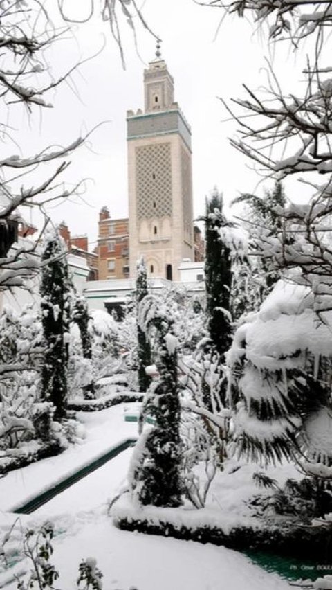 Having an architecture following the Mudejar style, this mosque has a tower as high as 33 meters.