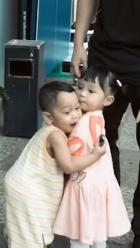 Lucunya Al Fatih Langsung Peluk Baby Ameena saat Bertemu, Aurel 'Ini Kayak Siapa, Papanya?'