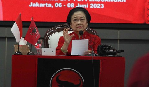 Pada saat itu, Megawati menjadi presiden setelah MPR mengadakan Sidang Istimewa MPR pada tahun 2001.