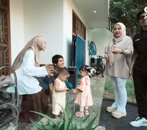 Lucunya Al Fatih Langsung Peluk Baby Ameena saat Bertemu, Aurel 'Ini Kayak Siapa, Papanya?'