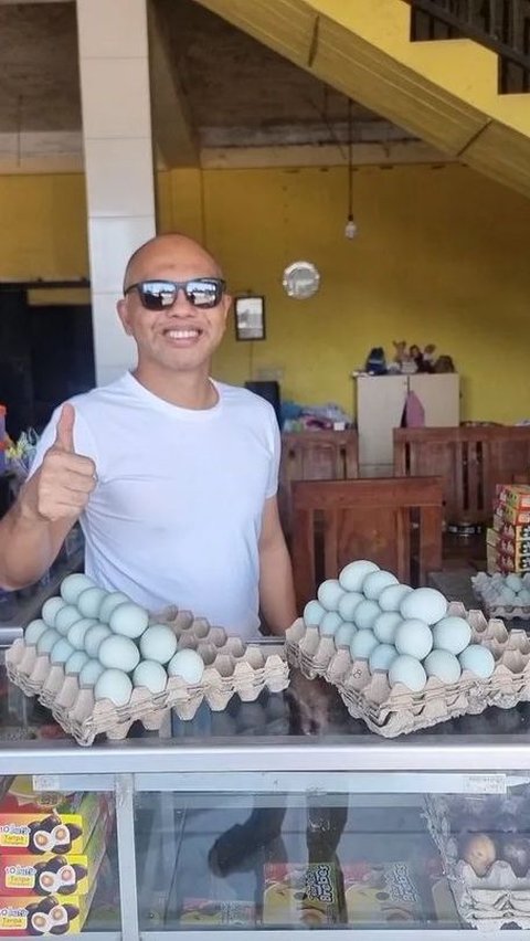 Intip Jalan-Jalan Ala Sang Jenderal Polri, Pose di Warung Telur Asin Hingga Naik Becak