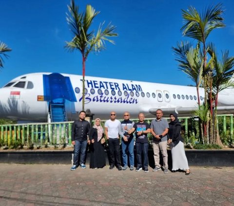 Intip Jalan-Jalan Ala Sang Jenderal Polri, Pose di Warung Telur Asin Hingga Naik Becak