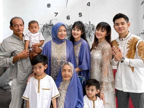 9 Potret Aditya Suryo Bersama Istri dan Tiga Anaknya, Mereka Disebut Sebagai Keluarga Awet Muda dan Tampan.