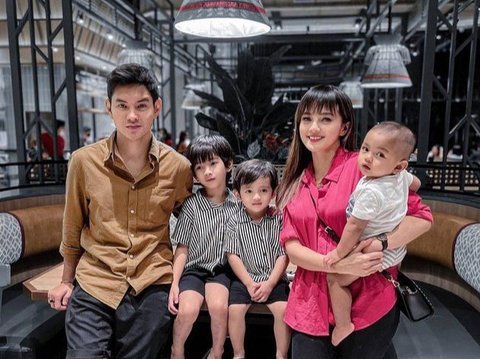 9 Potret Aditya Suryo Bersama Istri dan Tiga Anaknya, Mereka Disebut Sebagai Keluarga Awet Muda dan Tampan.