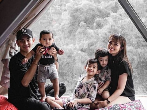 9 Potret Aditya Suryo Bersama Istri dan Tiga Anaknya, Mereka Disebut Sebagai Keluarga Awet Muda dan Tampan.