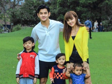 9 Potret Aditya Suryo Bersama Istri dan Tiga Anaknya, Mereka Disebut Sebagai Keluarga Awet Muda dan Tampan.