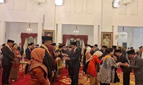 Jokowi Beri Tanda Kehormatan ke 18 Tokoh, Mulai dari Iriana hingga Wishnutama