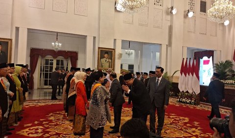 Ada tiga ahli waris yang hadir di Istana Negara untuk menerima tanda kehormatan dari Presiden Jokowi.