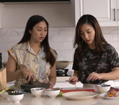 Momen Kocak Nikita Willy dan Winona Masak Bareng, Netizen 'Kalian Emang Tercipta Bukan Buat di Dapur Deh'