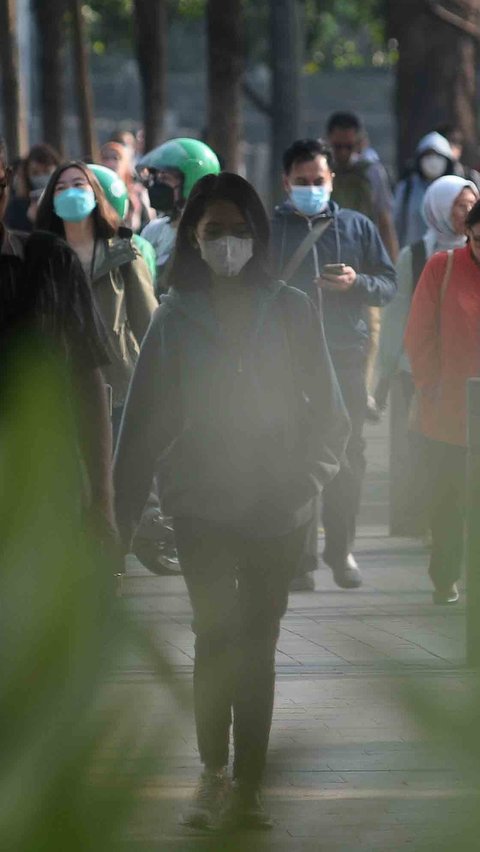 FOTO: Udara DKI Jakarta Semakin Buruk, Warga Diimbau Pakai Masker saat Beraktivitas di Luar Ruangan